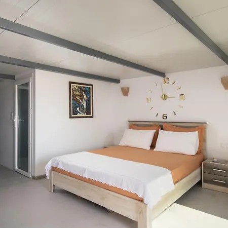 Miranda Roshi Apartment Toroni